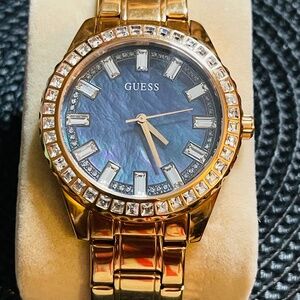 Women’s Guess Sparkler Analog Watch-Excellent Condition